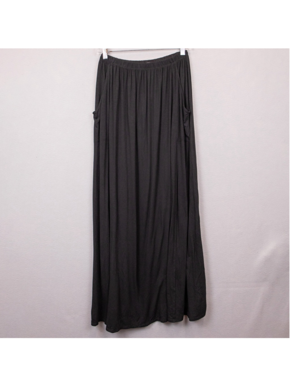 Three Bird Nest The Perfected Pocketed black jersey maxi skit-M